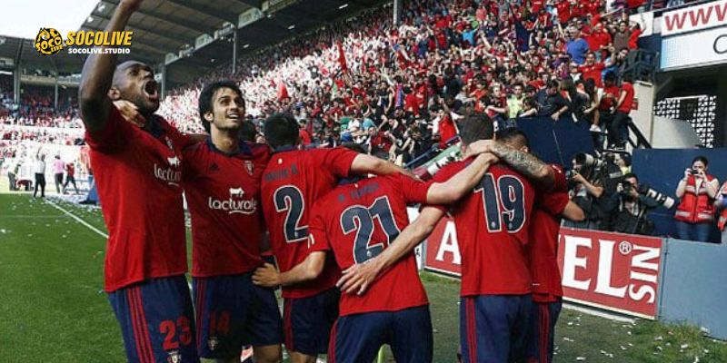 Khán đài sân El Sadar rực lửa trong đêm La Liga, nơi người hâm mộ tiếp thêm sức mạnh cho đội nhà